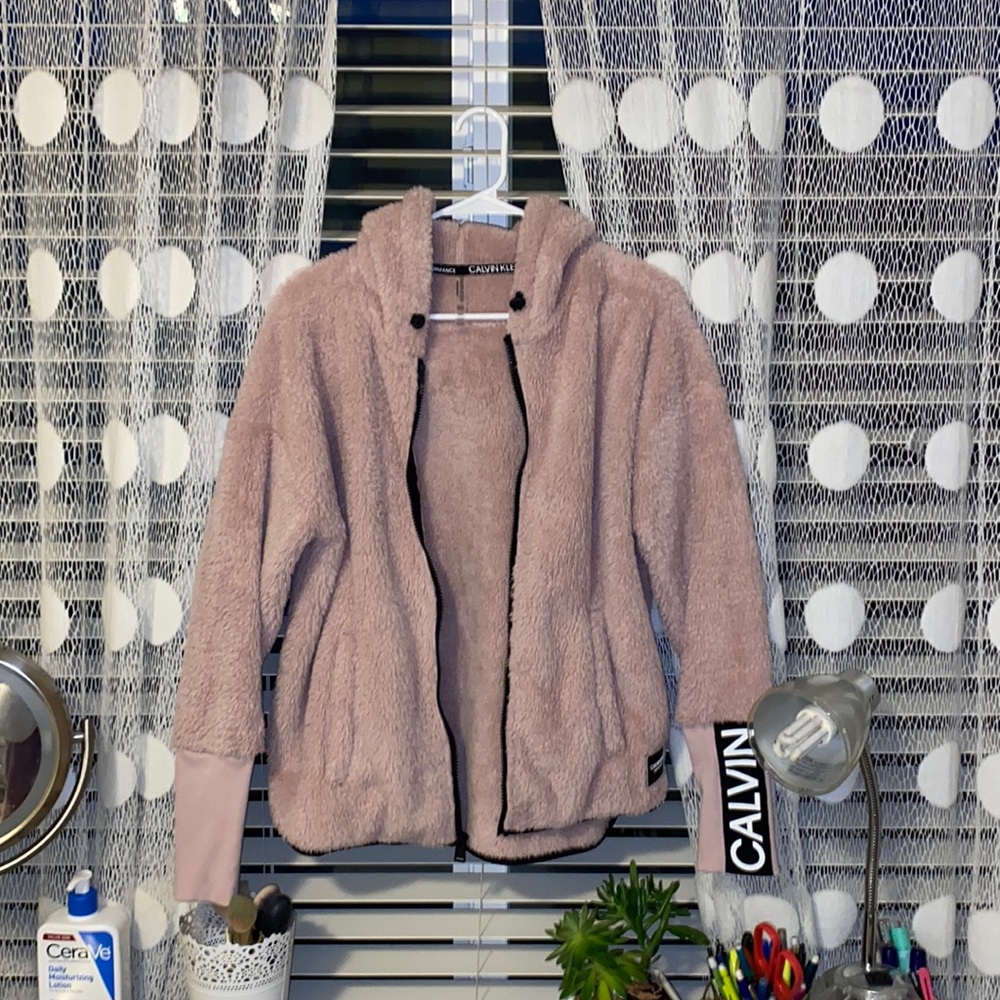 Calvin Klein Sherpa barely worn, color is a light pink, super soft